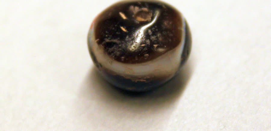 Rivière Pendant in gold, scale against the hand